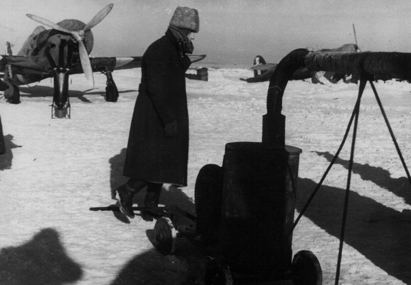 Обогрев двигателей истребителей Macchi MC.200 «Saetta» тепловой пушкой на аэродроме Сталино. Зима 1942 г.
