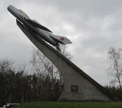 г. Новоград-Волынский. Самолет МиГ-19 в честь летчиков. 