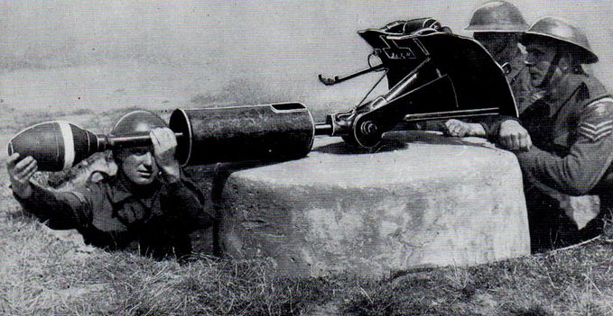 Ополченцы с бомбардой Блейкера. 1943 г. 