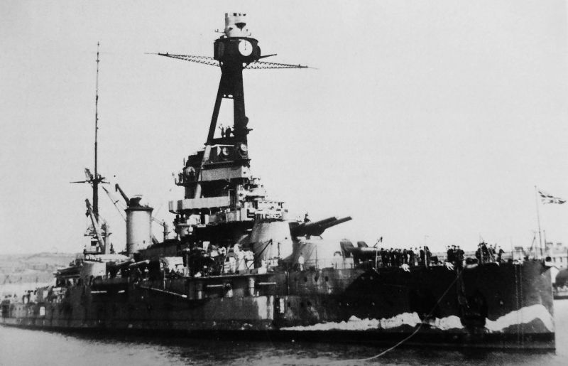 Французский линкор «Париж» под британским флагом в порту Плимута.1942 г. 