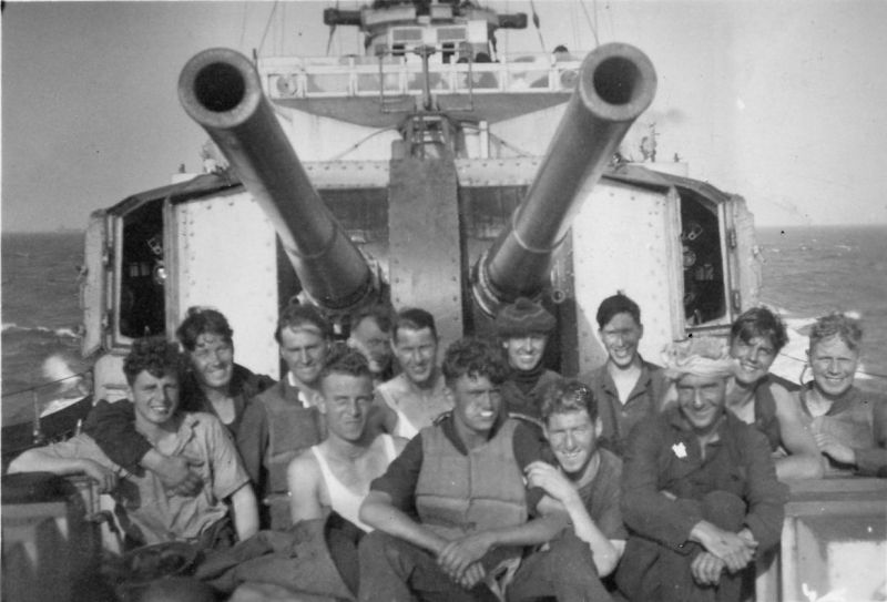 Матросы у носовой башни 120-мм пушек эсминца «Ашанти». 1942 г. 