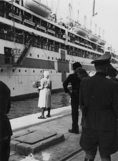 Плавучий госпиталь «Градиска» в порту Барселоны. Апрель 1944 г.