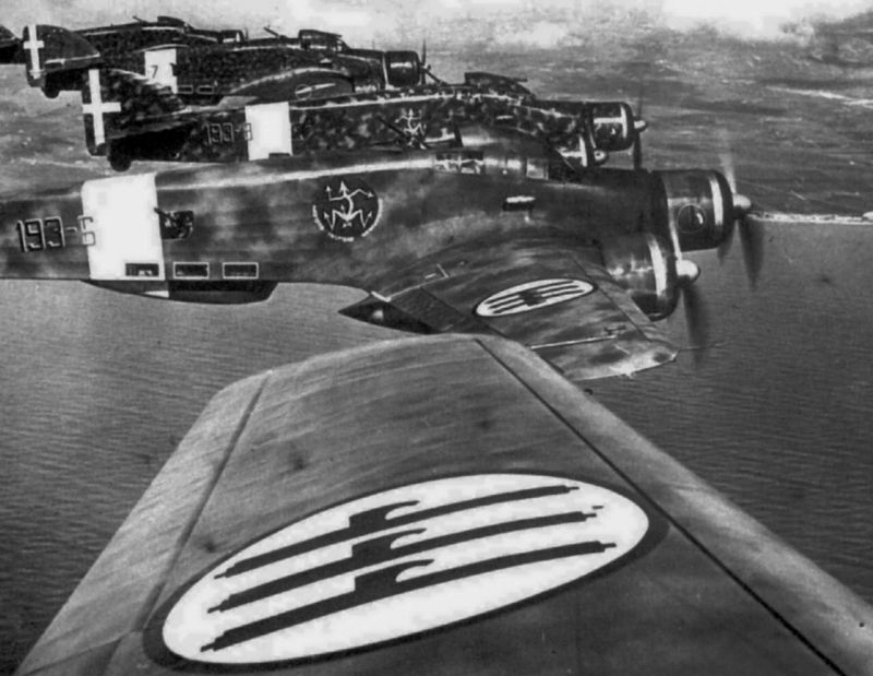Бомбардировщики Savoia-Marchetti SM.79 «Sparviero» в полете над Средиземным морем. 1942 г.