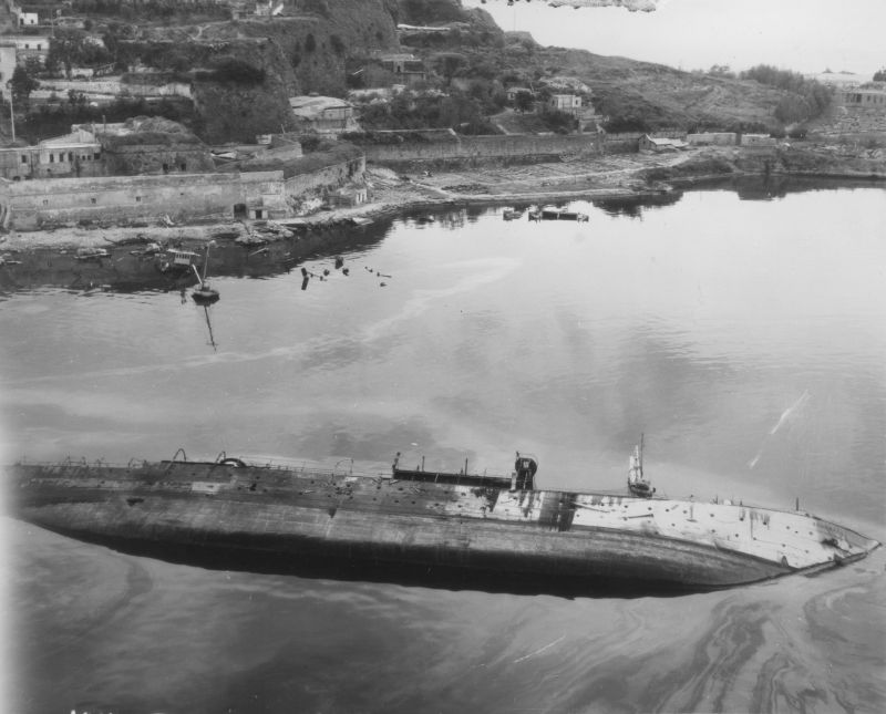 Опрокинувшийся на бок итальянский танкер «Кварнаро» в гавани города Гаета. 22 мая 1944 г. 