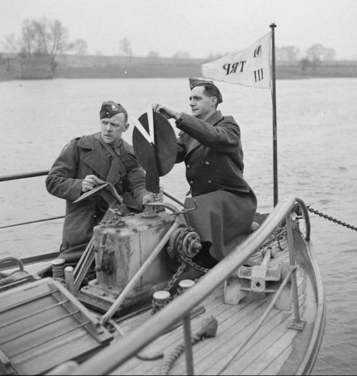 Ополченцы Ноттингемшира на патрулировании реки Трент. 1943 г.