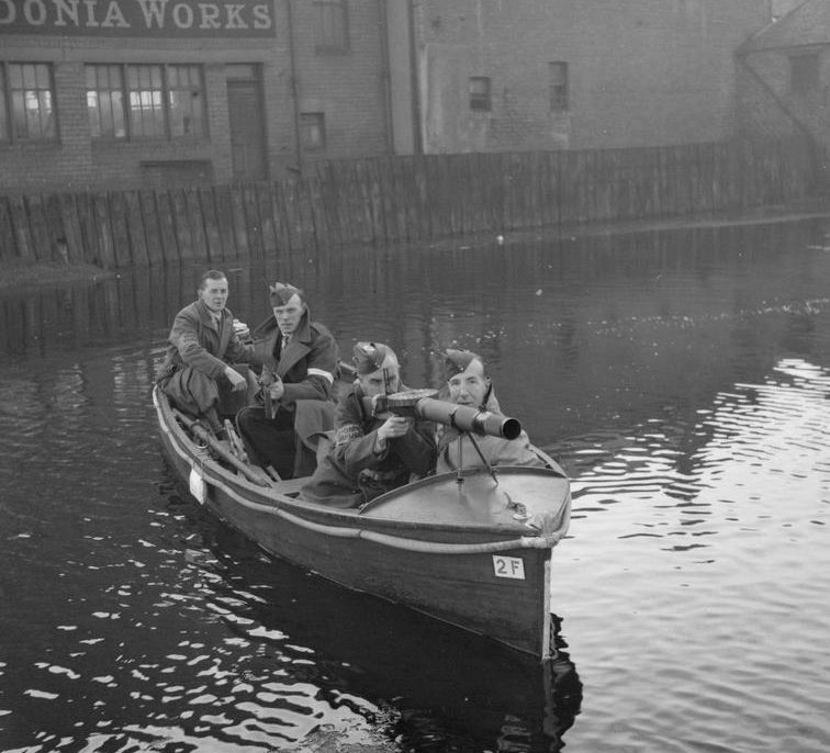 Ополчение патрулирует район Эдинбурга на моторных лодках. 1943 г.