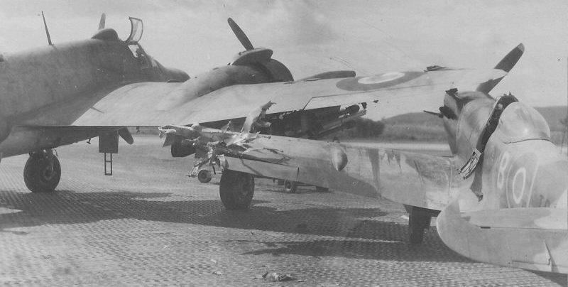 Истребитель «Спитфайр» после столкновения с истребителем «Бофайтер» на аэродроме. 1942 г. 