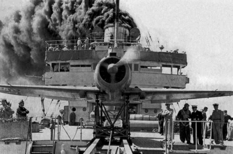 Истребитель Реджиане Re.2000 «Фалько» на катапульте «Джузеппе Миралья» перед вылетом. 1942 г. 