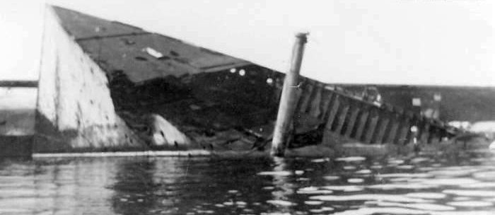 Обломки авианосца «Sparviero» в Генуе. 1944 г.