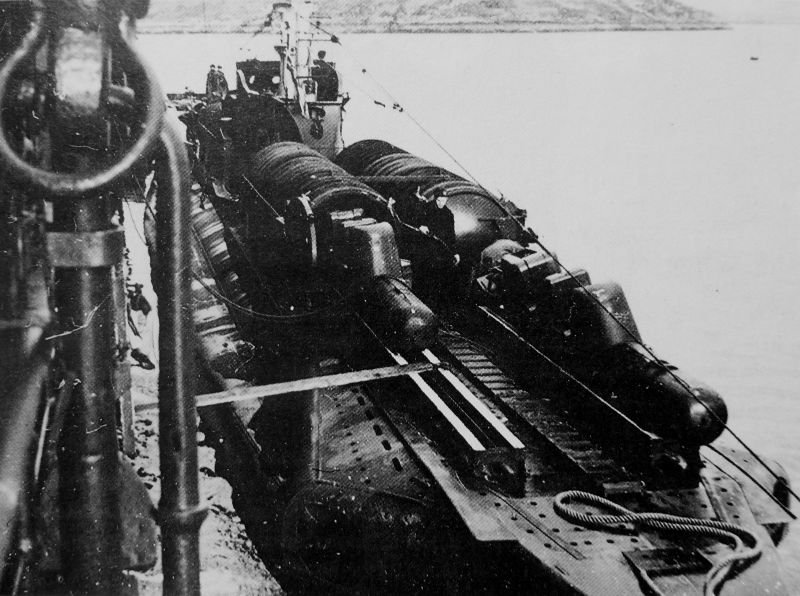 Британские человекоуправляемые торпеды «Чериот» на борту подводной лодки «Трупер» перед операцией «Принсипал». Январь 1943 г. 