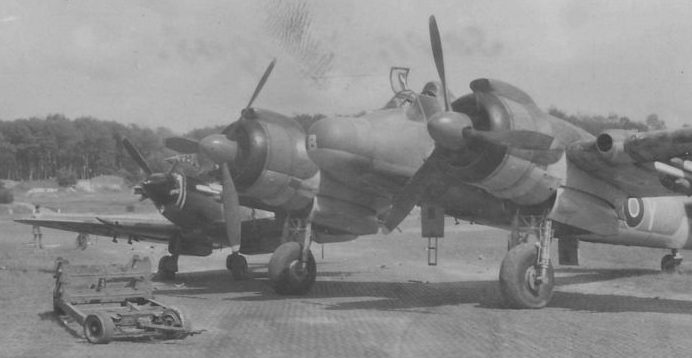 Истребитель «Спитфайр» после столкновения с истребителем «Бофайтер» на аэродроме. 1942 г. 