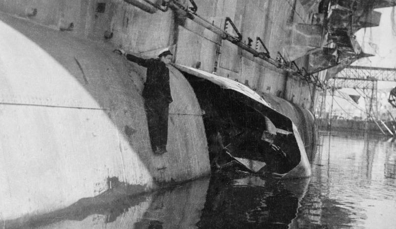 Повреждения авианосца «Аквила» после операции итальянских морских диверсантов. 1945 г.