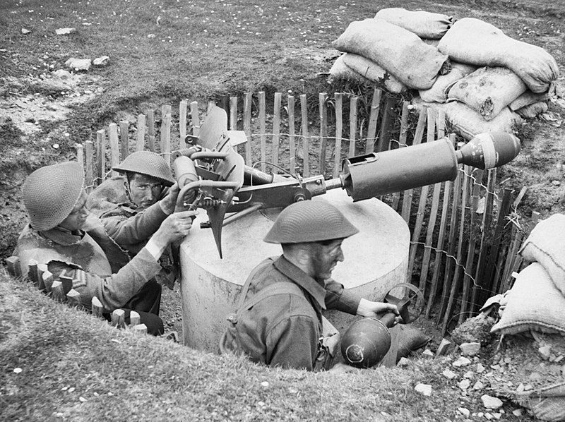 Ополченцы с бомбардой Блейкера на стационарной позиции. 20 мая 1943 г.