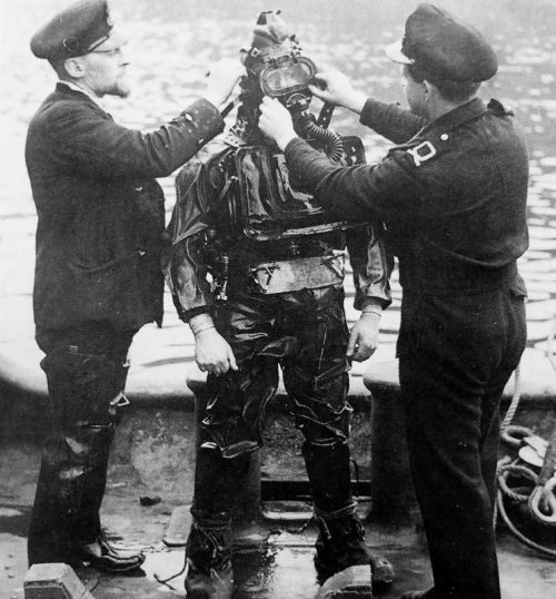 Снятие водолазного костюма боевого пловца британской человекоуправляемой торпеды «Чериот» Mk I. Январь 1943 г.
