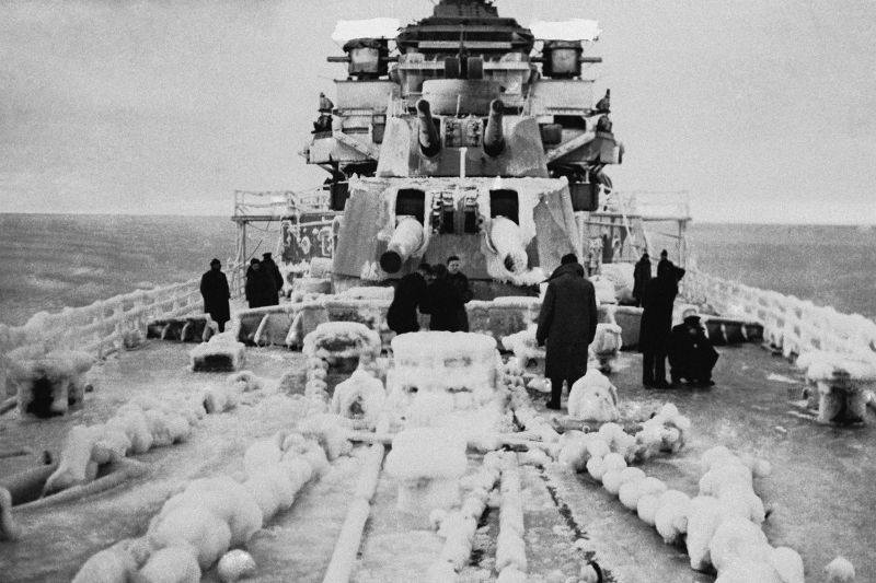 Моряки на тяжелом крейсере «Бервик» в Арктике во время сопровождения конвоя в СССР. Февраль 1943 г. 