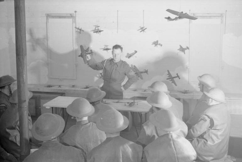 Зенитчики ополчения на лекции по распознанию самолетов противника. 1943 г.