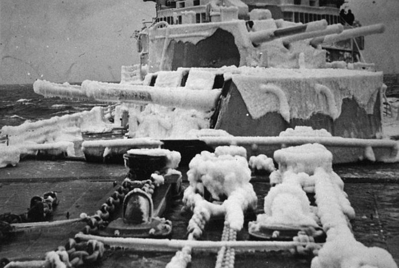 Обледенение стволов орудий главного калибра легкого крейсера «Белфаст» во время операции по сопровождению конвоя в СССР в северной Атлантике. Март 1943 г. 