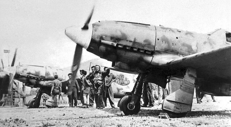 Истребители Macchi MC.202 «Folgore» на аэродроме Италии. 1943 г. 