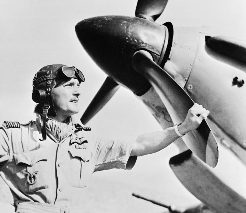 Командир тренировочного подразделения Фрэнк Кэри у самолета «Харрикейн» Mk. IID на авиабазе Амарда Роад. Апрель 1943 г. 