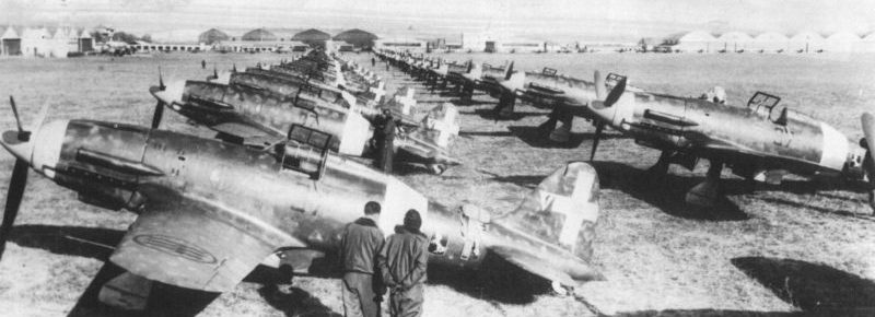 Истребители Macchi MC.202 «Folgore» на аэродроме Италии. 1943 г. 