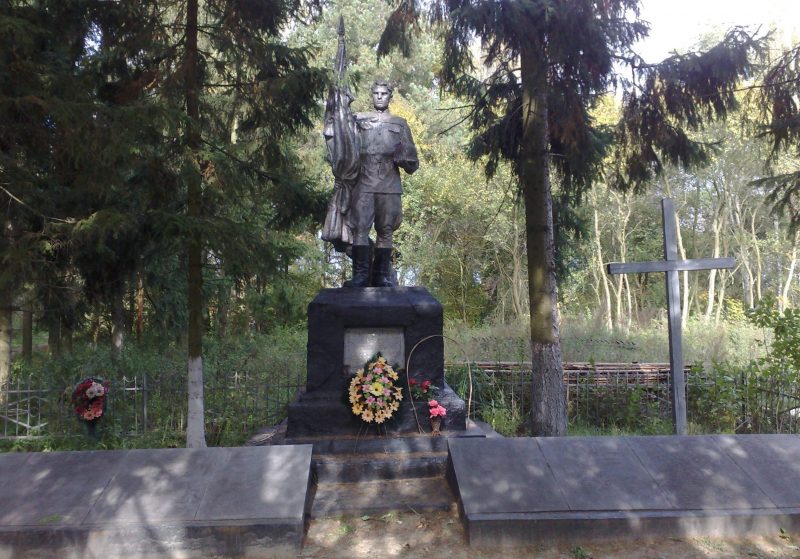 с. Раковичи Радомышльского р-на. Памятник, установленный у школы на братской могиле, в которой похоронено 406 советских воинов, в т.ч. 134 неизвестных.