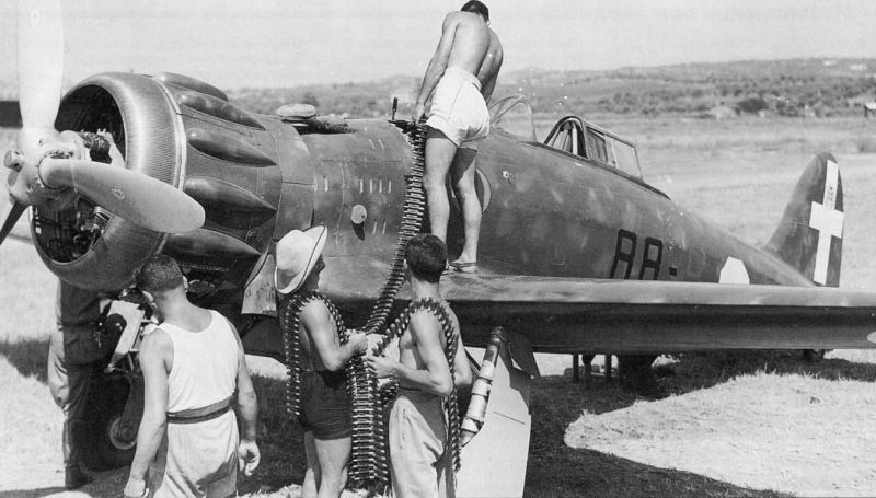Летчики у истребителей Macchi C.200 «Saetta». 1943 г. 