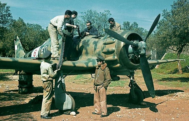 Летчики у истребителей Macchi C.200 «Saetta». 1943 г. 