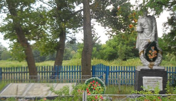 с. Став-Слобода Радомышльского р-на. Братская могила советских воинов, павших при освобождении села.