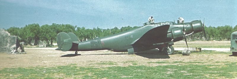 Бомбардировщик CANT Z.1007bis на Сицилийском аэродроме.1943 г. 