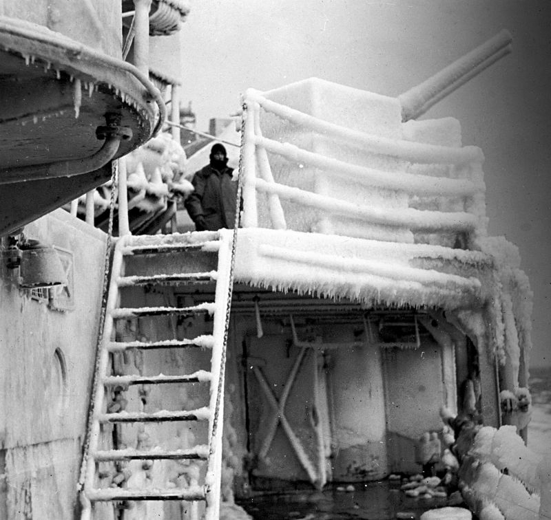 Обледенение надстроек легкого крейсера «Белфаст» в Норвежском море. 25 декабря 1943 г. 