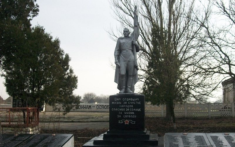 с. Зеленое Верхнерогачикского р-на. Памятник, установленный на братской могиле, советских воинов.