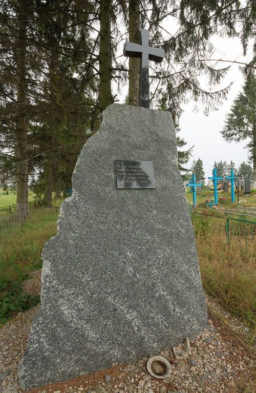 с. Пищов Новоград-Волынского р-на. Братская могила 9 советских воинов.