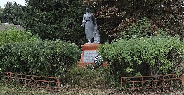 с. Повчино Новоград-Волынского р-на. Памятник воинам-односельчанам, погибшим в годы войны. 