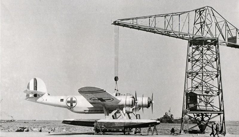 Кран спускает спасательный гидросамолет Cant Z 506 S «Airone» на воду в порту Неаполя. 1943 г.