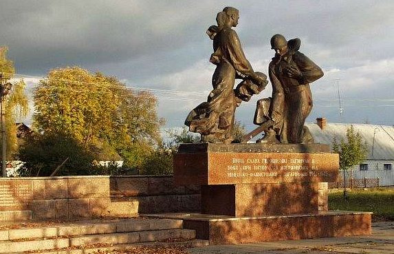 п. Романов. Памятник, установленный на братской могиле, в которой похоронено 62 советских воина. Скульптор – И. Табачник.