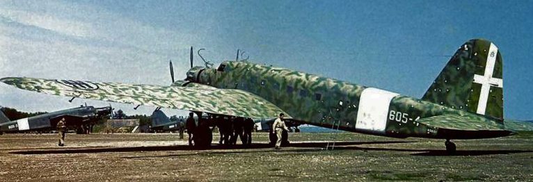 Транспортный самолет Fiat G.12 со следами обстрела истребителями Союзников. 1943 г.