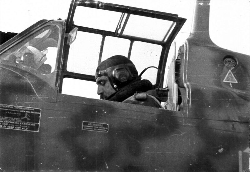 Пилот в кабине истребителя Macchi C.205 Veltro Апрель 1944 г. 