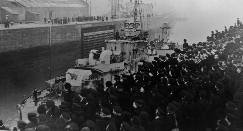 Торжественная встреча шлюпа «Старлинг» в Гладстоун-доке в порту Ливерпуля.25 февраля 1944 г. 