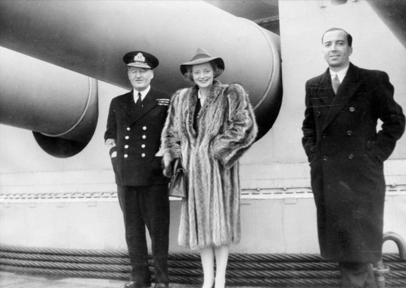Британские актеры театра и кино с офицерами Королевского ВМФ Великобритании на квартердеке линкора «Дюк оф Йорк». Апрель 1944 г. 