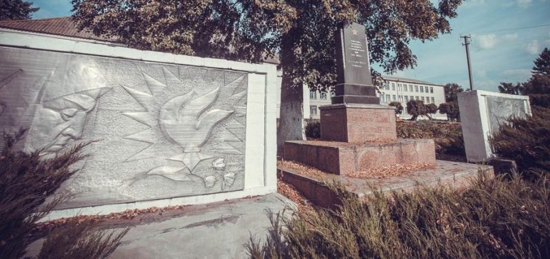 с. Ягнятин Ружинского р-на. Памятник, установленный в 1965 году односельчанам, погибшим в годы войны.