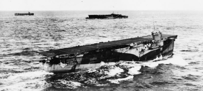 Эскортный авианосец «Песьюер» в составе конвоя в Атлантике. 17 июня 1944 г. 