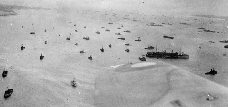 Аэрофотосъемка места сбора кораблей Королевского ВМФ у острова Уайт перед отправкой к берегам Нормандии. Июнь 1944 . 