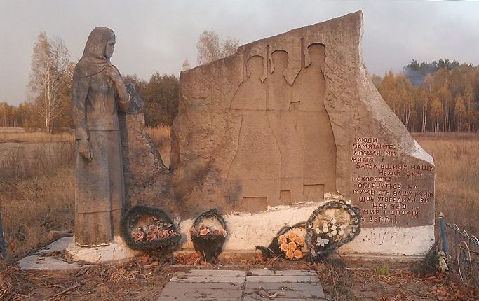 с. Гута-Добрынь Хорошевского р-на. Памятник сожженной деревне.
