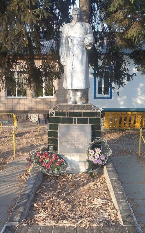 с. Добринь Хорошевского р-на. Братская могила 2 советских воинов.