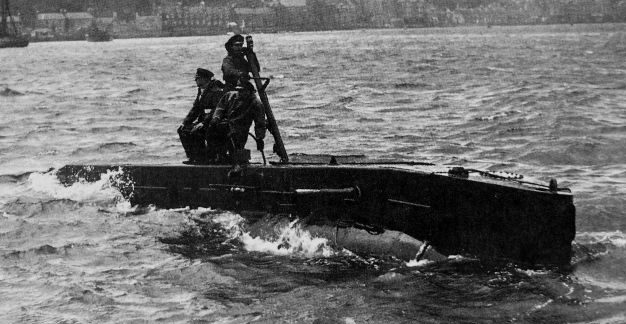 Испытания сверхмалой подводной лодки типа XE-6 в бухте у города Ротсей. Шотландия, август 1944 г. 