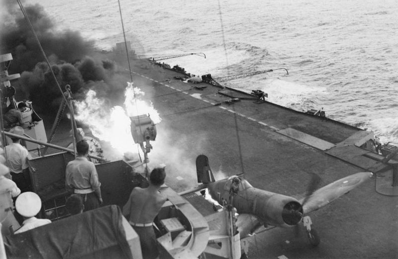 Аварийная посадка истребителя F4U «Корсар» на палубу авианосца «Викториес». 18 сентября 1944 г. 