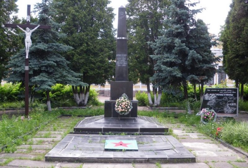 п. Новая Боровая Хорошевского р-на. Памятник, установленный на братской могиле 43 погибшим воинам-освободителям.