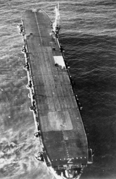Учебно-испытательный авианосец «Преториа-Касл» в море у побережья Великобритании. Ноябрь 1944 г.
