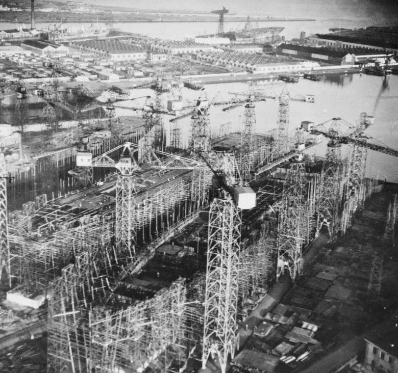 Строительство легких авианосцев «Магнифисент» (слева) и «Пауэрфул» класса «Маджестик» на верфи «Харленд энд Вулф» в Белфасте. Ноябрь 1944 г.