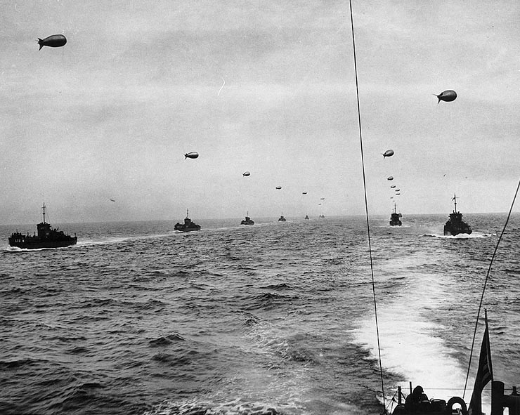 Группа транспортных кораблей типа LCI в проливе Ла-Манш. 1944 г.